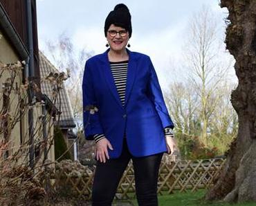Streifenshirt an Blazer in Royalblau – und ein Plädoyer gegen den Diätwahn!