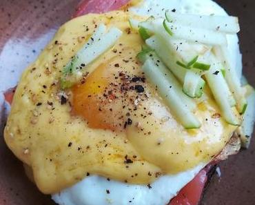 Brunch time! Spiegelei-Toast mit geräuchertem Lachs und selbstgemachter Sauce Hollandaise/ Fried egg-toast with smoked salmon and homemade sauce Hollandaise