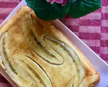 Umgedrehter Bananenkuchen mit Ahornsirup
