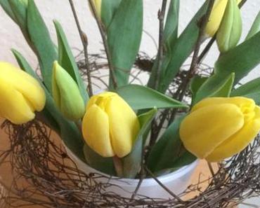 Friday-Flowerday – oder – Zwischen Winter und Frühling: Tulpen in gelb und lila