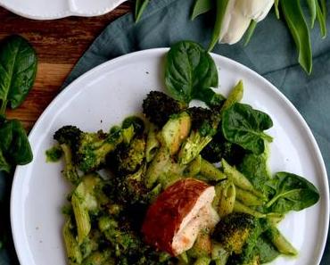 Schlagen wir ein paar Purzelbäume und genießen dieses Glücksgericht! Scamorza-Hühnchen & Pasta mit Spinat-Pesto und im Ofen gerösteten Brokkoli