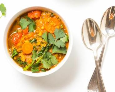 einfache vegane rote Linsen-Tomaten-Suppe mit Spinat und frischen Kräutern – easy vegan tomato and red lentil soup with spinach and fresh herbs