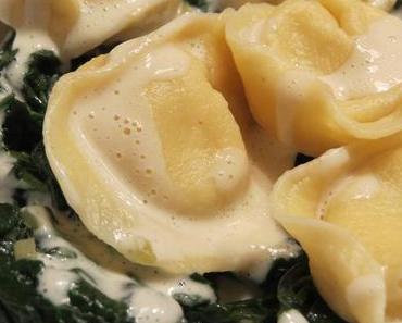 Fontina-Tortellini mit Blattspinat und Parmesanschaum