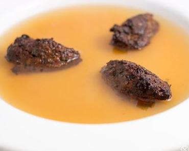 Klare Tomatensuppe mit Krebsfleisch-Pumpernickel-Nocken