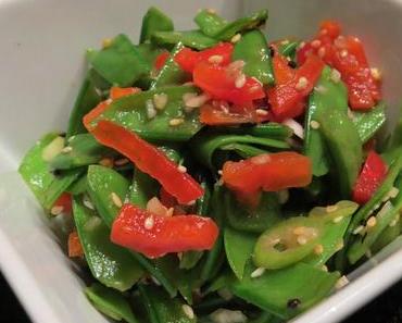 Zuckerschotensalat mit Ingwer, Paprika und zweierlei Sesam