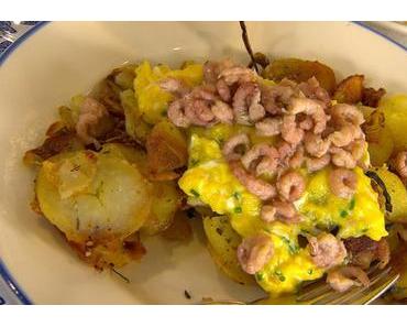 Bratkartoffeln mit Rührei und Krabben