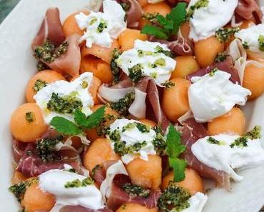 Melone und Parmaschinken mit Burrata und Minzpesto