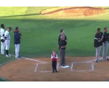Junge bekommt Schluckauf beim Singen der Nationalhymne
