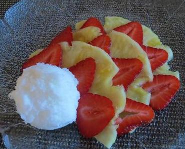 Erdbeer-Ananas-Carpaccio mit Holunderblütensorbet
