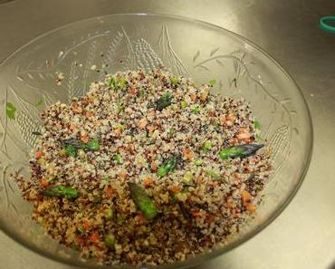 Farbiger Quinoakräutersalat mit Spargeln (vegan)
