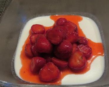 Mandel-Vanille-Pudding „Panna cotta-Style“ mit marinierten Erdbeeren