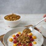 Granola mit Honig, Pinienkernen und Mandeln