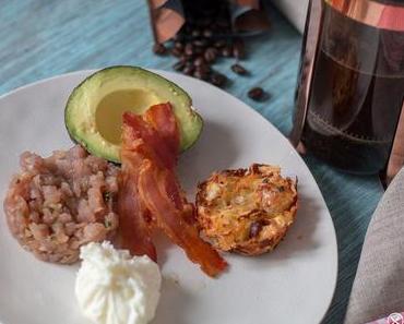 Köstliches Sonntagsfrühstück mit Pochiertem Ei, Avocdao, Tunfischtatar & Hash Browns Muffin