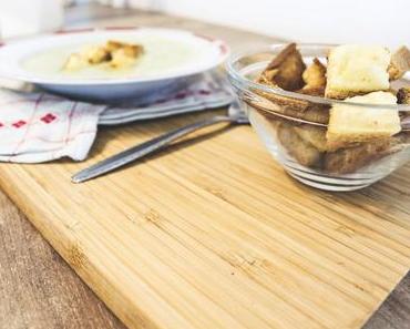 Zucchinicremesuppe mit Käsecroutons