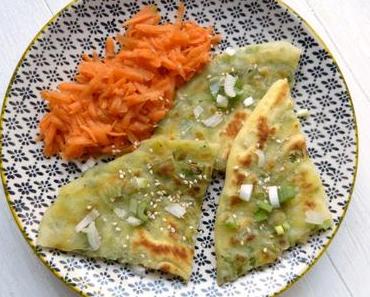 Frühlingszwiebelpfannkuchen mit Karottensalat