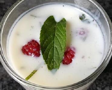 Buttermilch-Dessert mit Himbeeren oder anderen Früchten - für heiße Tage