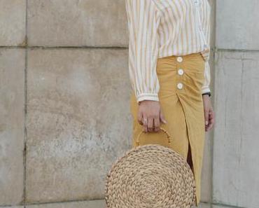 #Sommeroutfit in Leinenrock und Streifenbluse von Zara, runder DIY Strohtasche, Jil Sander Sonnenbrille und transparenten Pumps von Mango