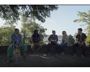 Videotipp: Joss Stone singt zusammen mit der Leipziger Band 2ERSITZ ihren Hit ‚In guter Gesellschaft‘ über den Dächern von Stuttgart