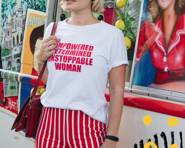 #Sommeroutfit in rot gestreifter Hose, Schnürsandalen und Statement Shirt