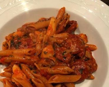 Freunde einladen trotz Stress? One Pot Pasta mit Chorizo und Artischocken ist die Lösung