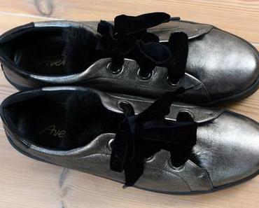 Flexible Schnürschuhe mit Fell und Samtschnürbändern