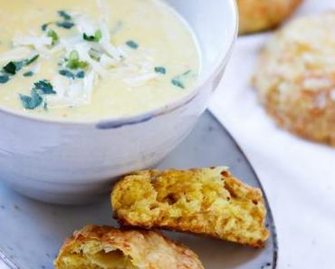 WARMER SUPPENZAUBER FÜR KALTE TAGE! Cremige Maissuppe mit unseren liebsten, knusprigen Käse-Scones