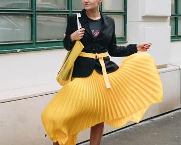 #Frühjahres Outfit in gelbem Faltenrock von Asos, Kiss Bandshirt, Moschino Blazer, Cut-Out-Boots und Mesch-Tasche