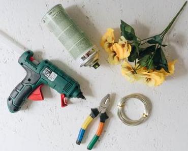 Minimalistische DIY Valentinstags-Serviettenringe mit Stoffblumen
