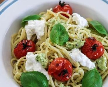 Spaghetti mit Avocado-Pesto, Kirschtomaten und Burrata