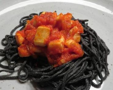 Chitarra nera mit Tintenfisch in pikanter Tomatensauce
