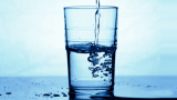Aena verpflichtet Flughafengeschäfte, Trinkwasser günstig anzubieten