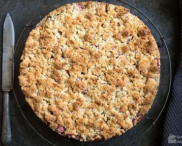 Rhabarber-Streusel-Kuchen mit Apfel