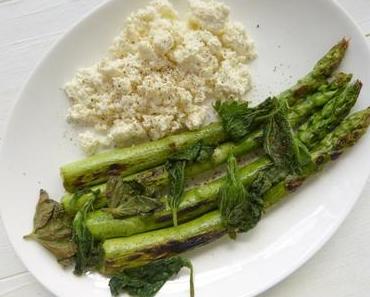 Gebratener Spargel mit Brennnesseln und selbst gemachtem Frischkäse