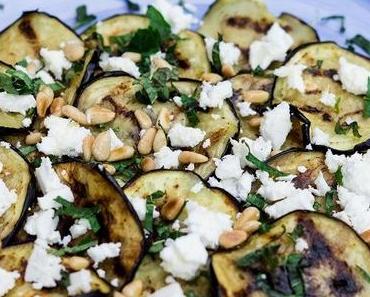 Gegrillte Auberginen mit Feta, Minze und Pinienkernen