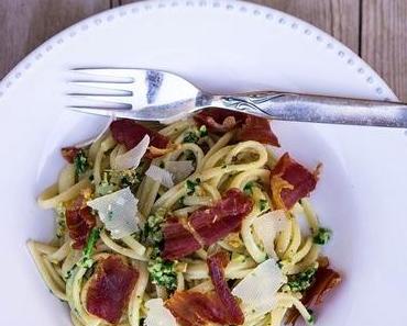 Linguine mit Rucola Pesto und Prosciutto di Parma-Chips