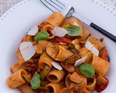 Sommer Pasta mit Zucchini-Bolognese