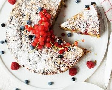 Saftiger und fruchtiger Beeren-Nusskuchen