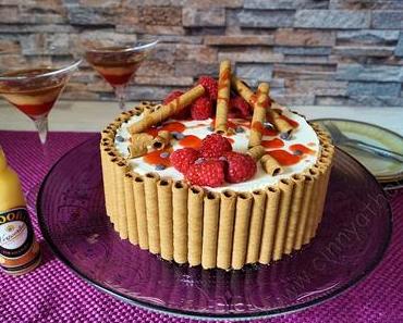 Eierlikör passt nicht nur ins Glas, sondern auch sehr gut in Torten und Kuchen #Rezept #Verpoorten #Biskuit