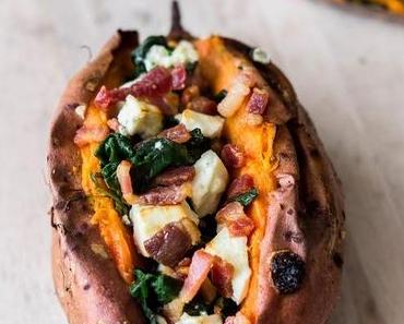Ofen-Süßkartoffel mit Spinat, Feta und Bacon-Chips