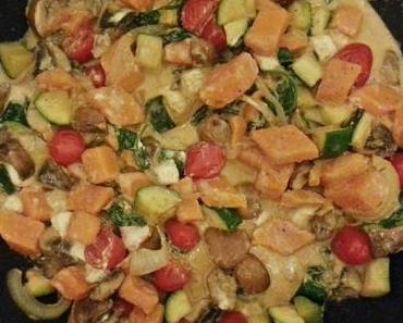 Bunte Gemüsepfanne mit Süßkartoffel und Feta