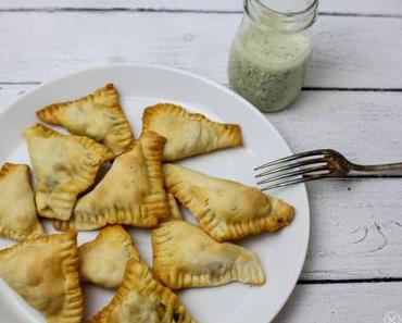 Indische Samosas mit Joghurt-Minz-Dip/ Kartoffeltaschen