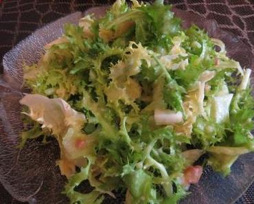 Friséesalat mit Kartoffel-Speck-Dressing