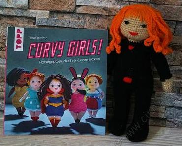 Kleine Püppchen dürfen auch mal kurvig und trotzdem ganz toll sein! *frechverlag #häkeln #DIY