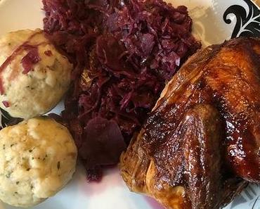 Halbes Hähnchen mit Rotkohl und Semmelknödel #food #foodporn #weilweihnachtenist – via Instagram