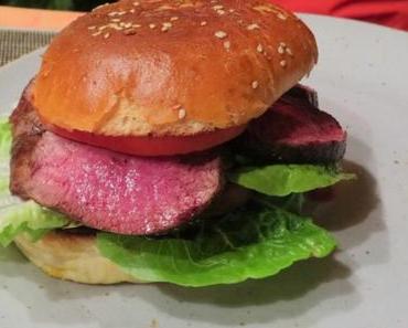 Burger vom Hirschkalbrücken mit Brombeer-BBQ-Sauce und Champignons