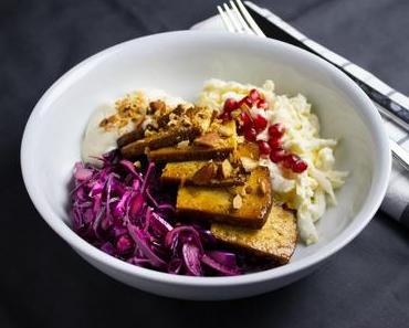 Vegane Keto Bowl mit zweierlei Kraut und mariniertem Tofu