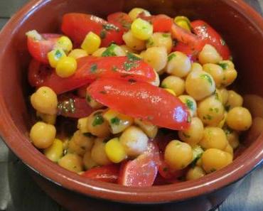 Kichererbsensalat mit Tomaten und Mais