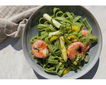 Pasta mit Spargel, Garnelen und Basilikum-Mango-Salsa