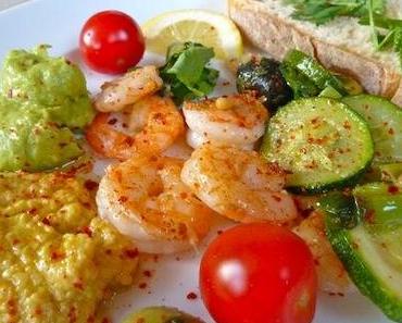 Garnelen oder Scampis mit Zucchinis, Frühlingszwiebeln, Guacamole und Hummus