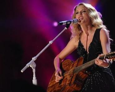 Taylor Swift performt 'Mine' beim CMA Music Festival